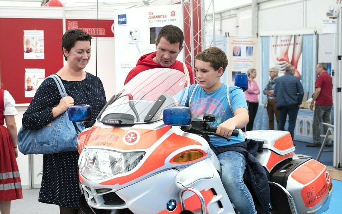 Eine Familie an einem Stand der Mainfranken-Messe in Würzburg Eine Familie an einem Stand der Mainfranken-Messe in Würzburg