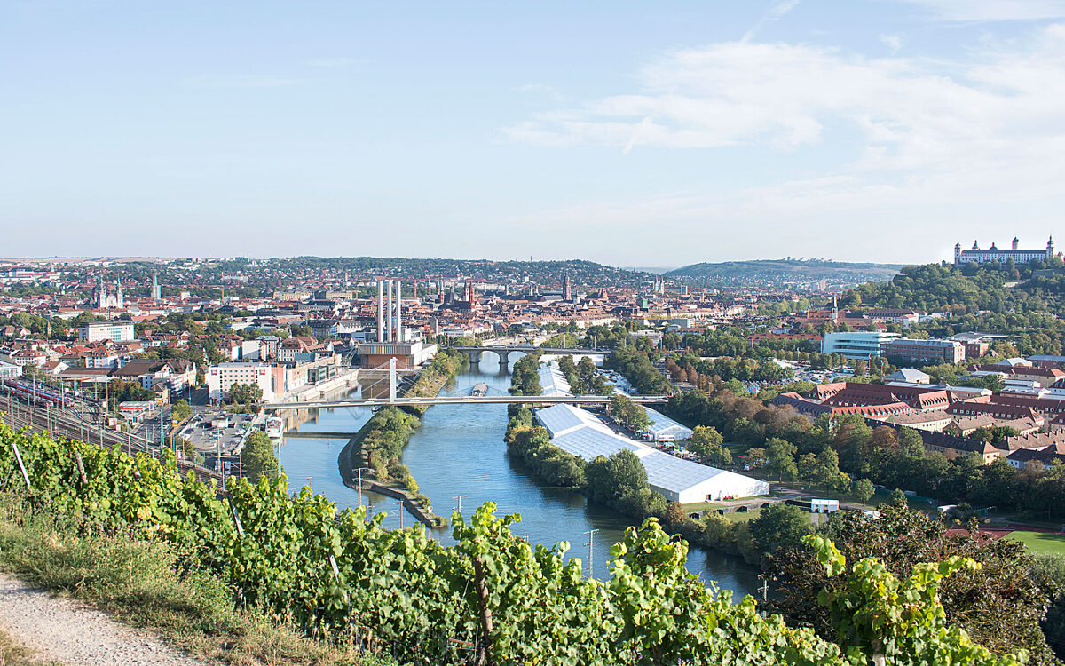 Ein Blick auf die Mainwiesen mit der Mainfrankenmesse Mainfrankenmesse