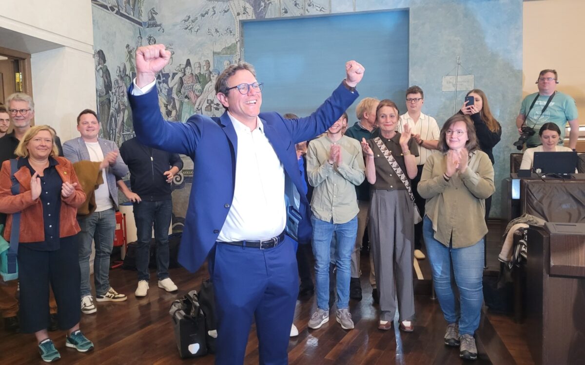 Martin Heilig jubelt im Würzburger Ratsaal Martin Heilig jubelt im Würzburger Ratsaal