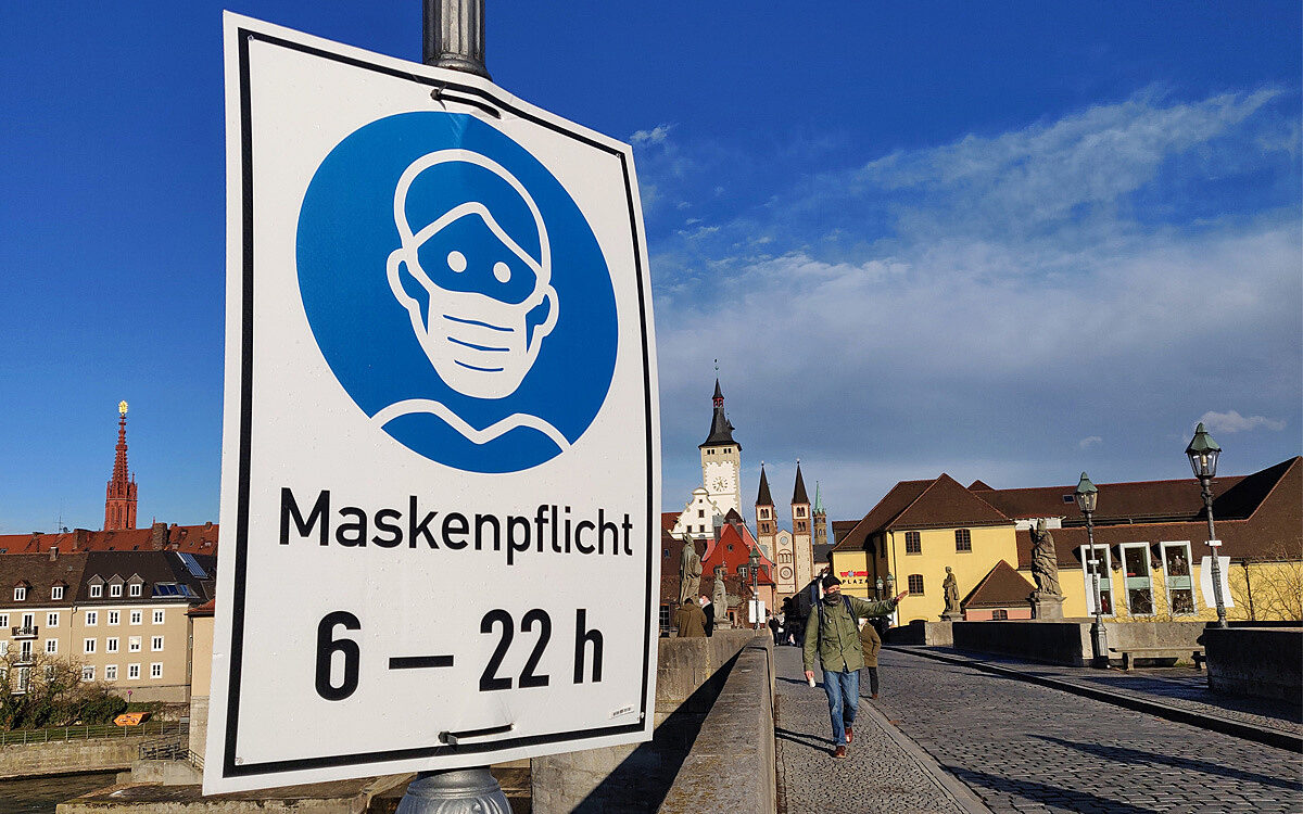 Maskenpflicht schild auf linker seite corona alte mainbruecke wuerzburg mtime20210317144034focalnone Maskenpflicht schild auf linker seite corona alte mainbruecke wuerzburg mtime20210317144034focalnone
