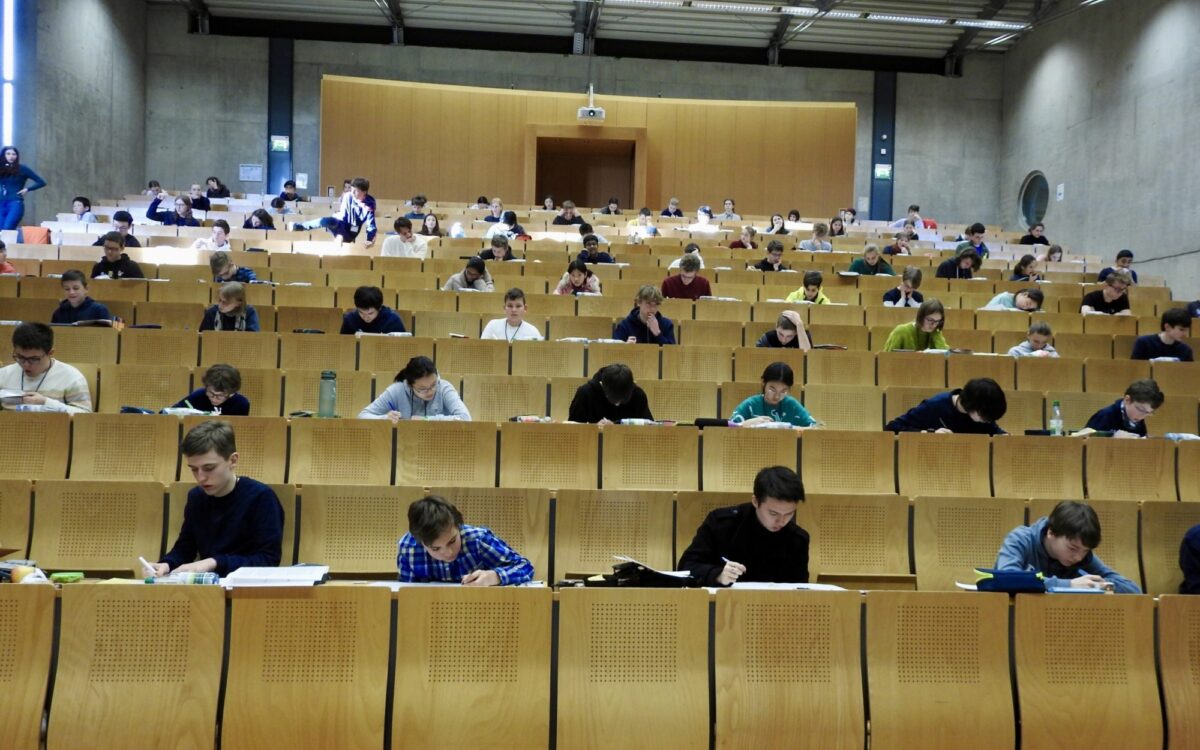 Die Teilnehmer der Mathe-Olympiade knobeln über den Aufgaben Die Teilnehmer der Mathe-Olympiade knobeln über den Aufgaben