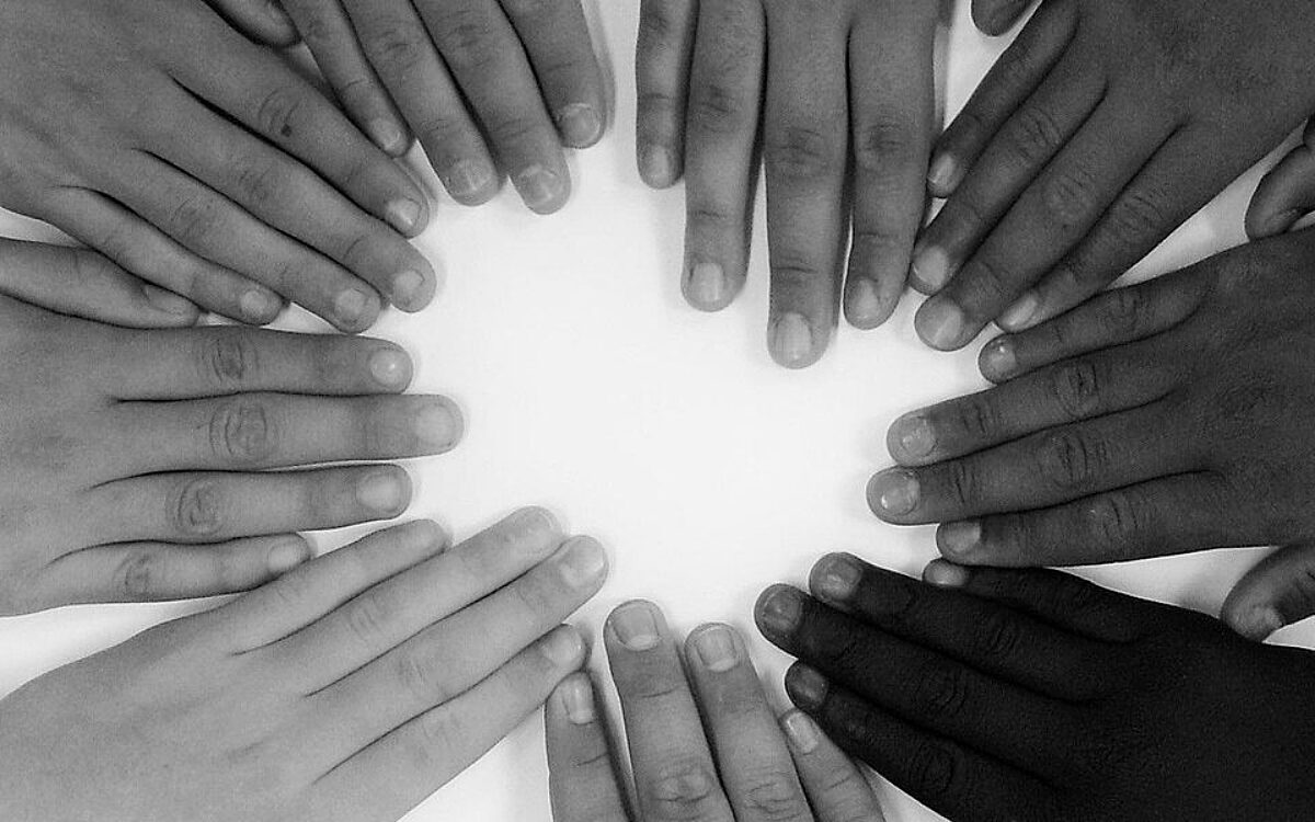 Menschenrechte verschiedene haende bilden kreis jpg Menschenrechte verschiedene haende bilden kreis jpg