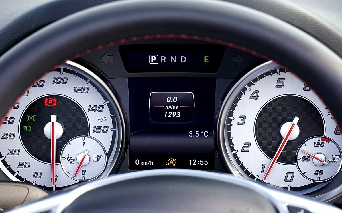 Blick durchs Lenkrad auf den Tacho eines Mercedes Blick durchs Lenkrad auf den Tacho eines Mercedes