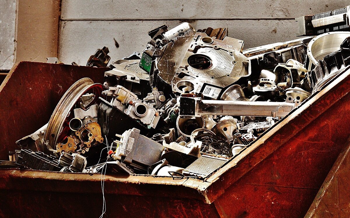 Metallschrott in einem Container Metallschrott in einem Container