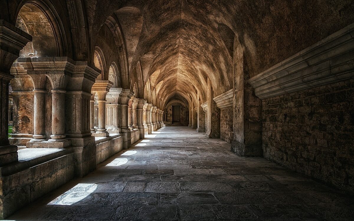 Symbolbild Kloster Gewölbe Gang Symbolbild Kloster Gewölbe Gang