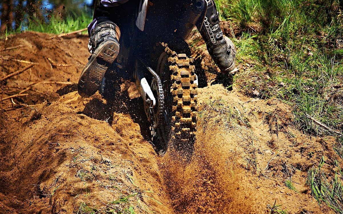 Ein Motocross Reifen im Profil Ein Motocross Reifen im Profil