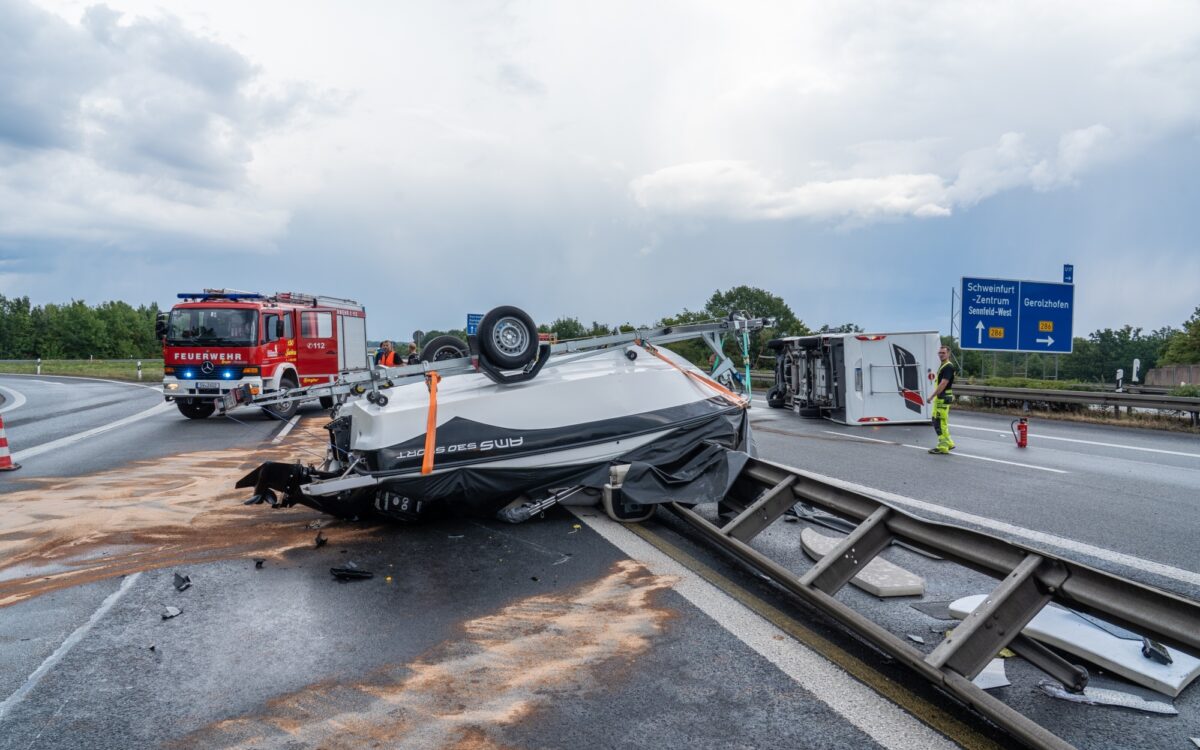 Wohnmobil und Boot verunglücken auf A70 Wohnmobil und Boot verunglücken auf A70