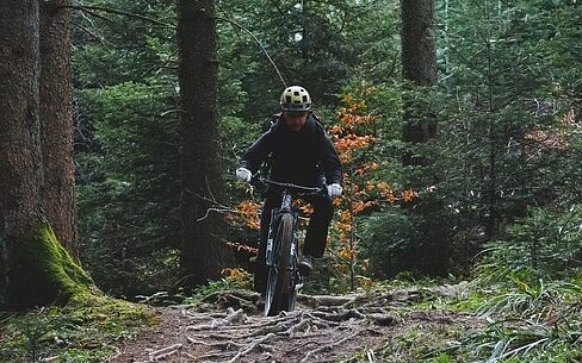 Ein Mountainbiker fährt im Gelände Ein Mountainbiker fährt im Gelände