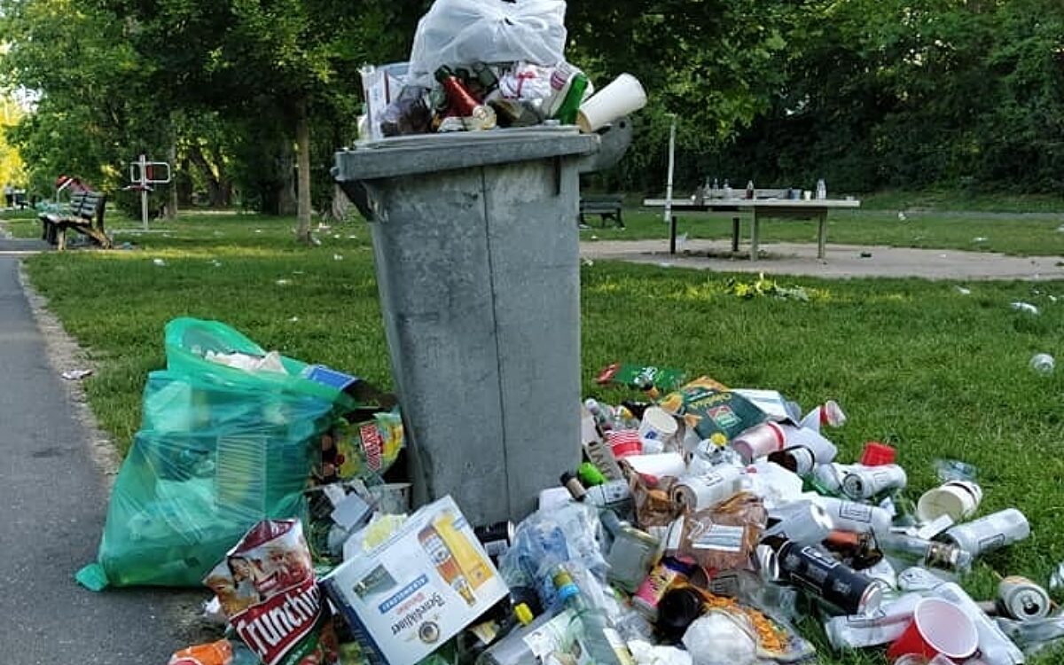 Eine überquellende Mülltonne am Mainufer in Würzburg Eine überquellende Mülltonne am Mainufer in Würzburg