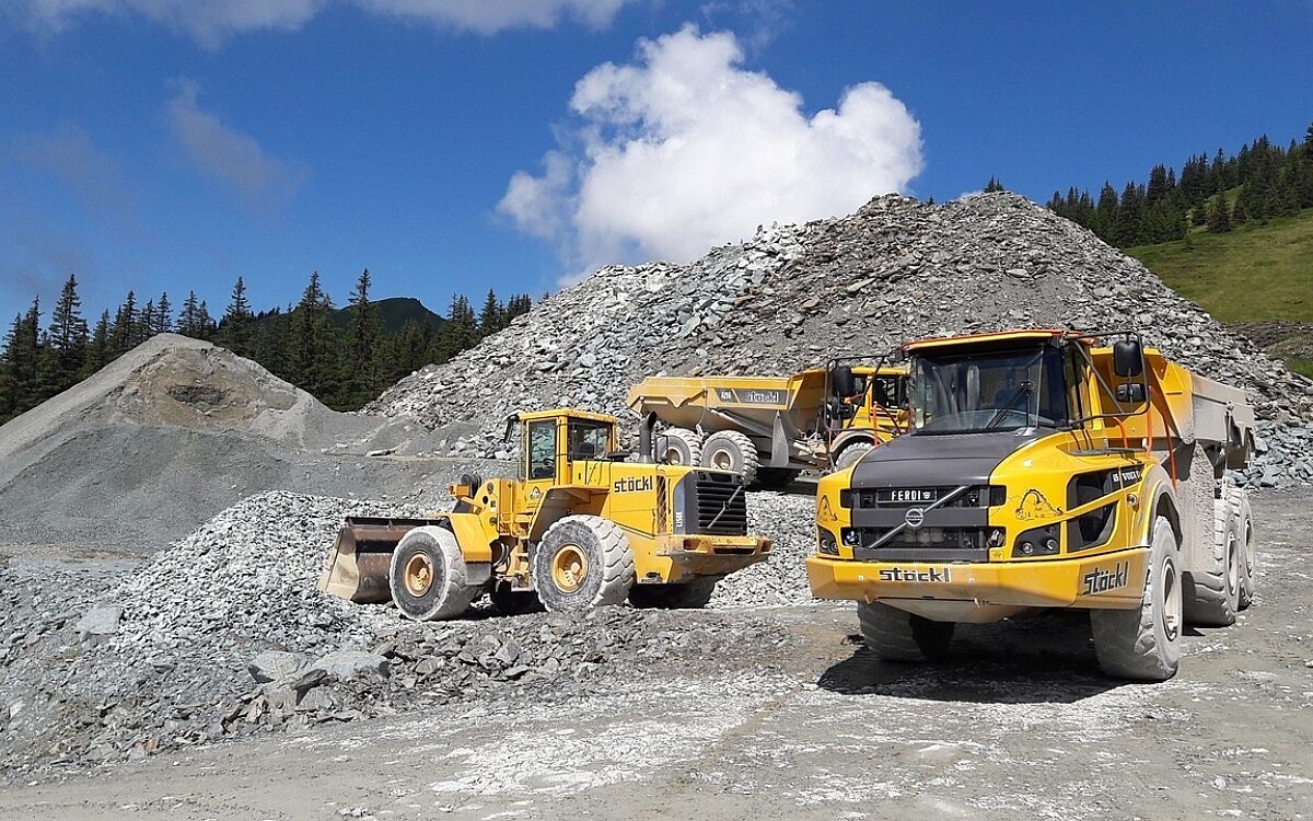 Eine Baustelle mit LKW Eine Baustelle mit LKW