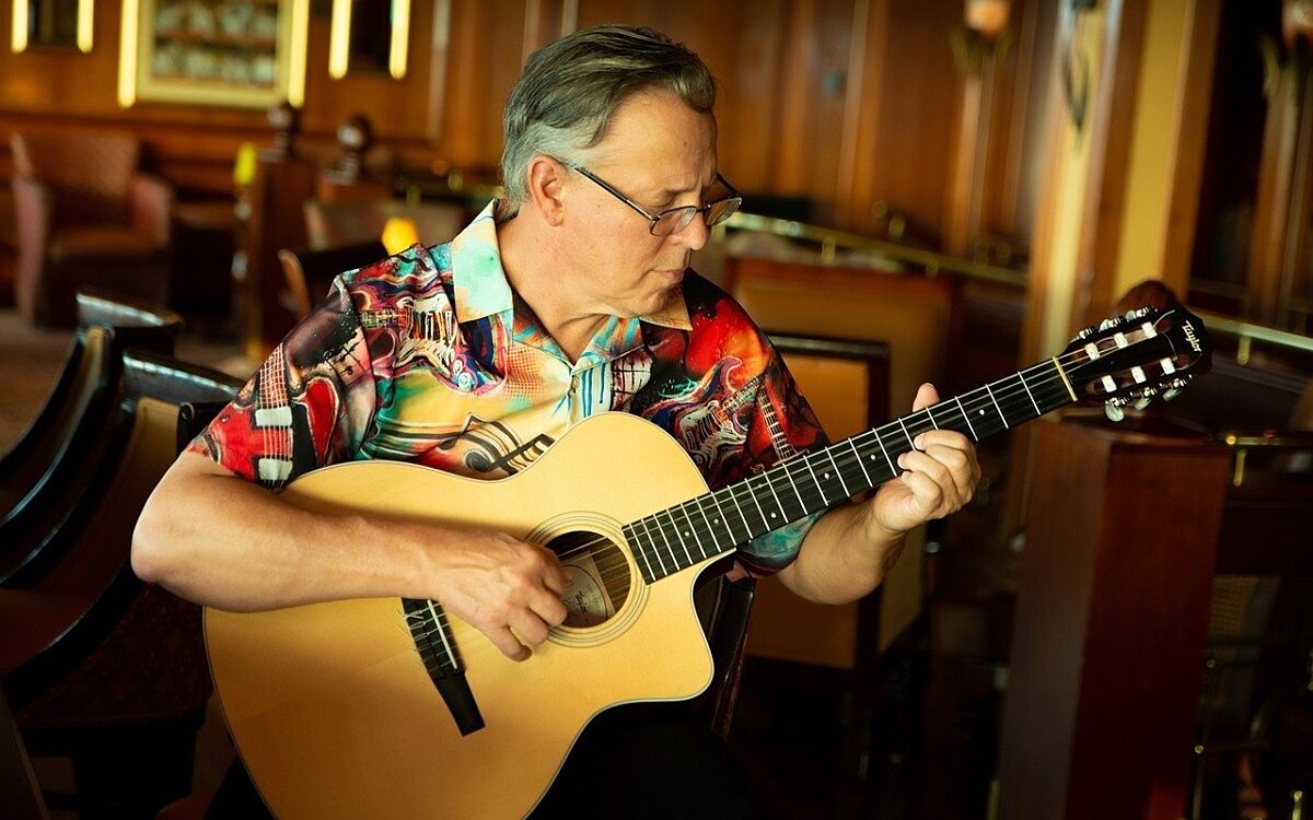 Ein Musiker musiziert in einem Wirtshaus Ein Musiker musiziert in einem Wirtshaus