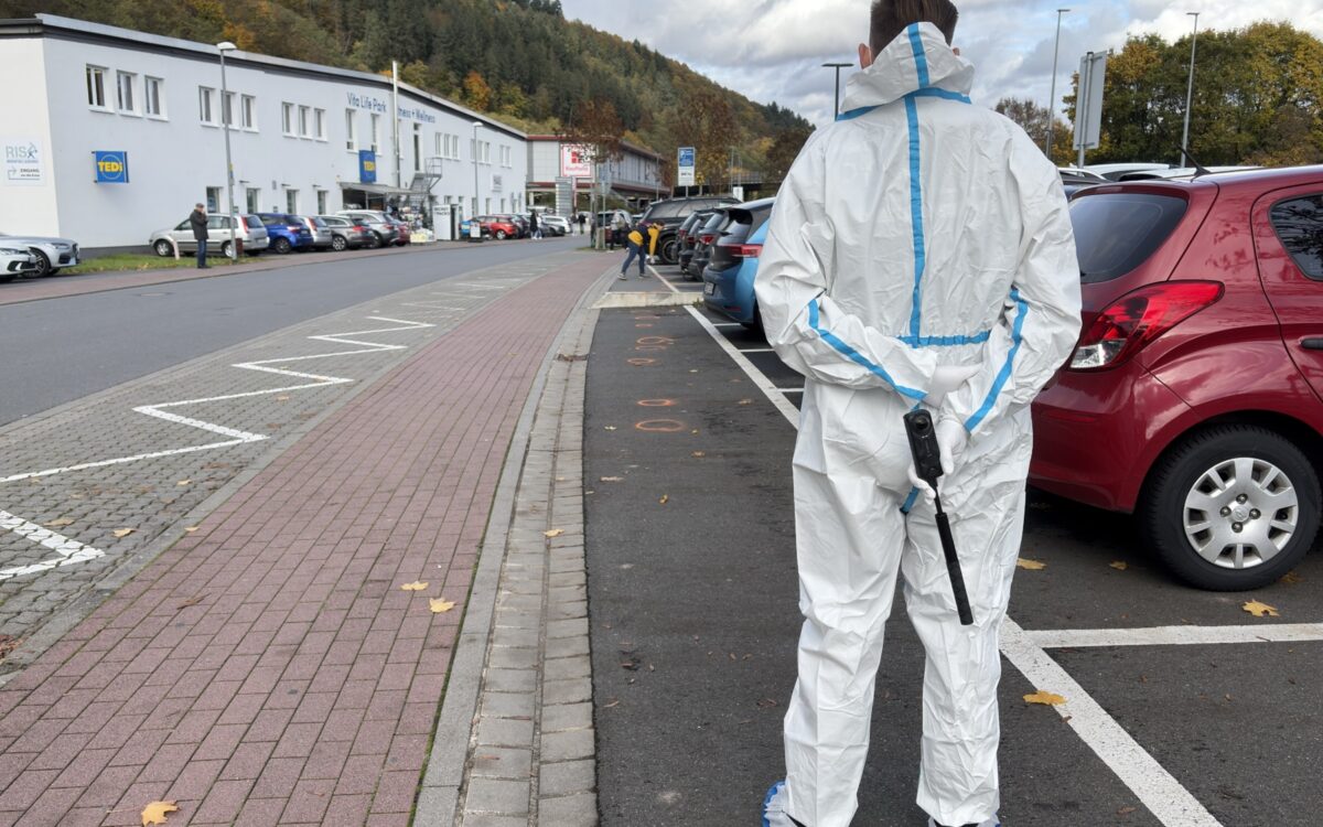 Ein Polizist der Spurensicherung steht in einigem Abstand zum Supermarkt, an dem es zu einer Auseinandersetzung mit einem Messer gekommen war. Ein Polizist der Spurensicherung steht in einigem Abstand zum Supermarkt, an dem es zu einer Auseinandersetzung mit einem Messer gekommen war.