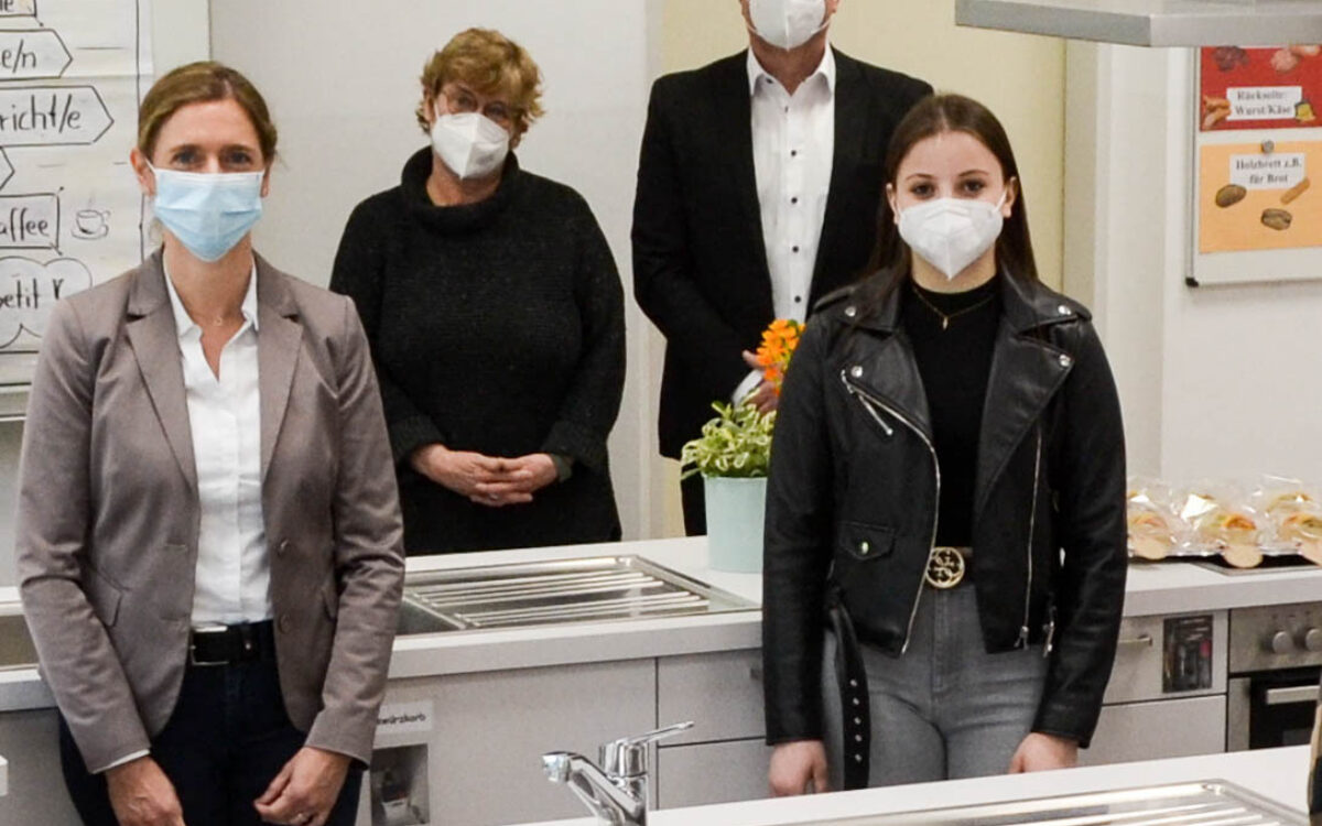 Neue Schulküche Gustav-Walle-Mittelschule Würzburg Besuch von Bürgermeisterin Judith Jörg Neue Schulküche Gustav-Walle-Mittelschule Würzburg Besuch von Bürgermeisterin Judith Jörg