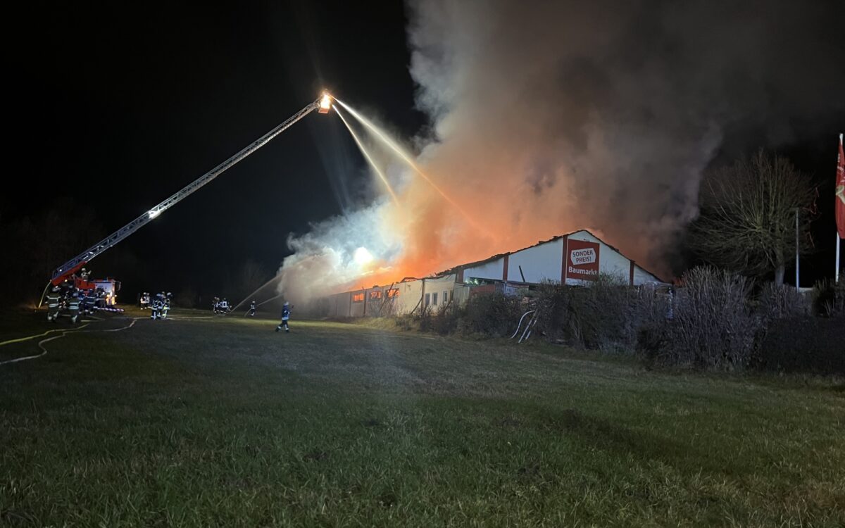 Großbrand in Zellingen an einem Baumarkt Großbrand in Zellingen an einem Baumarkt