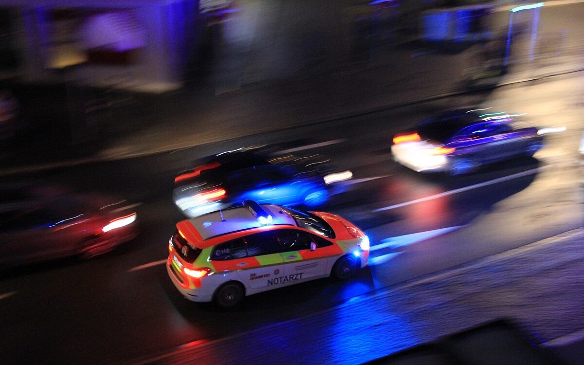 Ein Notarzt-Fahrzeug fährt in der Dunkelheit zu einem Einsatz Ein Notarzt-Fahrzeug fährt in der Dunkelheit zu einem Einsatz