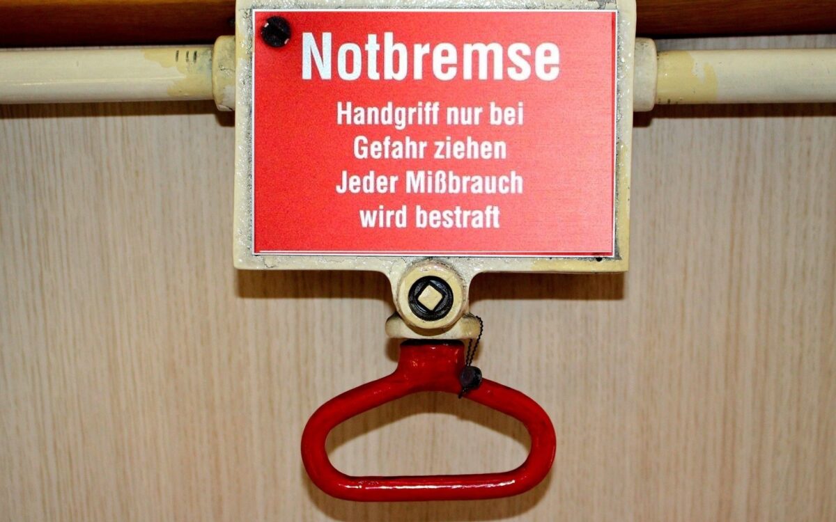 Eine Notbremse in einem Zug Eine Notbremse in einem Zug