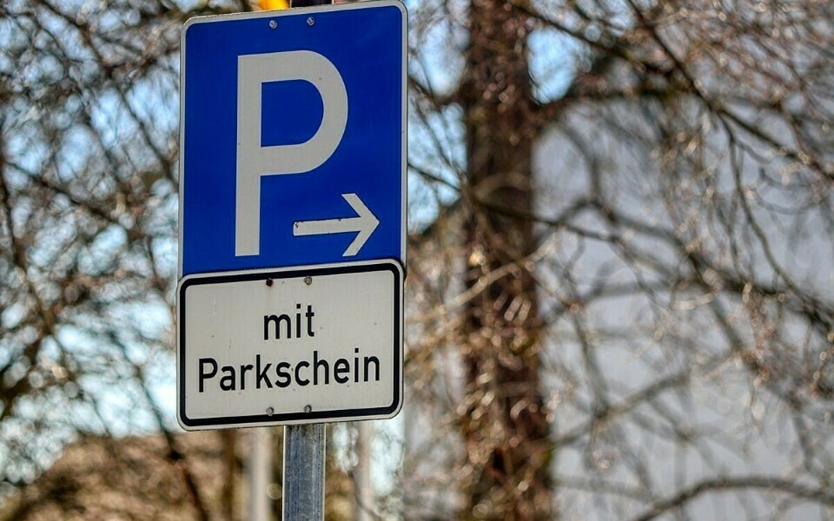 Ein Parkschild im Wohngebiet Ein Parkschild im Wohngebiet