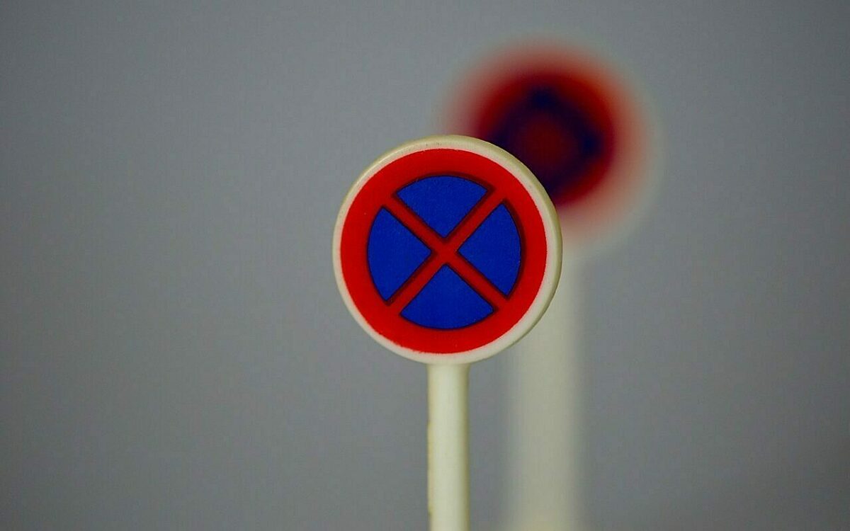 Halteverbot schild Ein Halteverbot-Schild vor einem grauen Hintergrund
