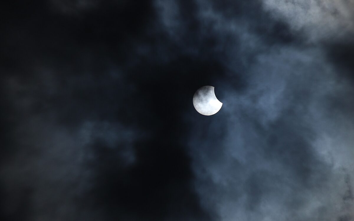 Die Sonne ist zu einem kleinen Teil vom Mond verdeckt Die Sonne ist zu einem kleinen Teil vom Mond verdeckt