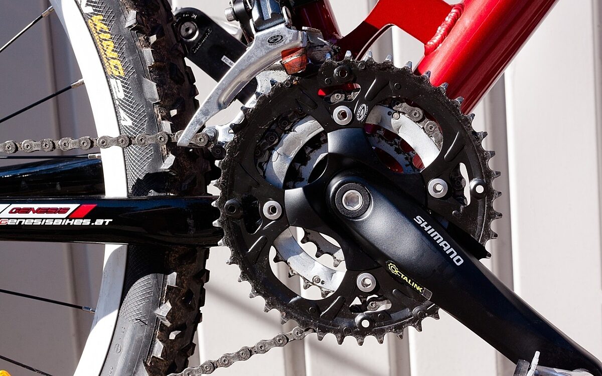 Pedale und die Kette eines Fahrrads Pedale und die Kette eines Fahrrads