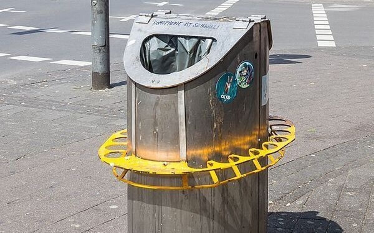 Ein Pfandring an einem öffentlichen Mülleimer in Köln Ein Pfandring an einem öffentlichen Mülleimer in Köln