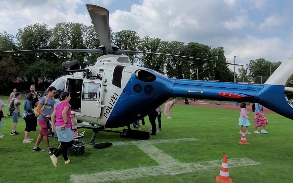 Der Polizeihubschrauber beim Tag der offenen Tür der Bereitschaftspolizei in Würzburg Der Polizeihubschrauber beim Tag der offenen Tür der Bereitschaftspolizei in Würzburg