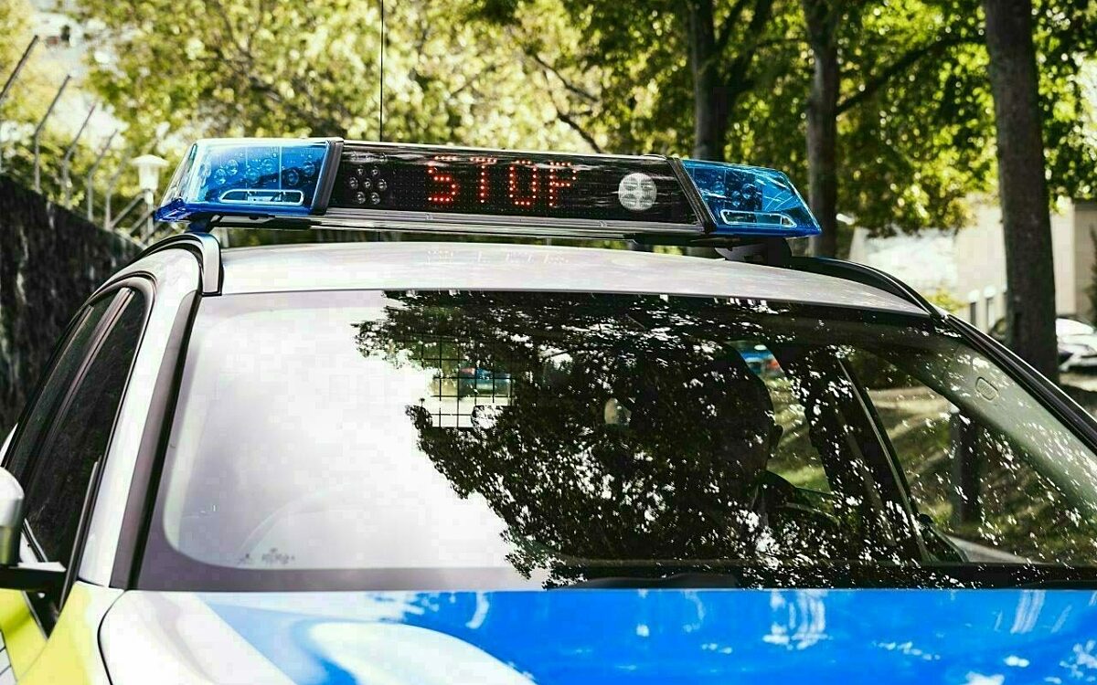 Polizei im einsatz polizeiauto blaulicht STOP