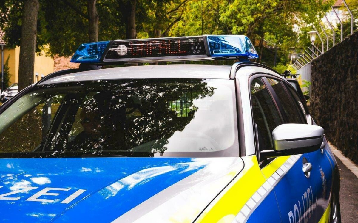 Polizei im Einsatz Polizeiauto Blaulicht auf dem Warnanzeige auf dem Dach steht UNFALL 2 Polizei im Einsatz Polizeiauto Blaulicht auf dem Warnanzeige auf dem Dach steht UNFALL 2