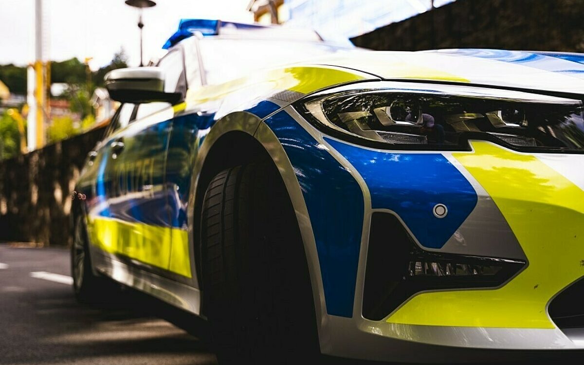 Ein Polizeiauto von vorne Ein Polizeiauto von vorne