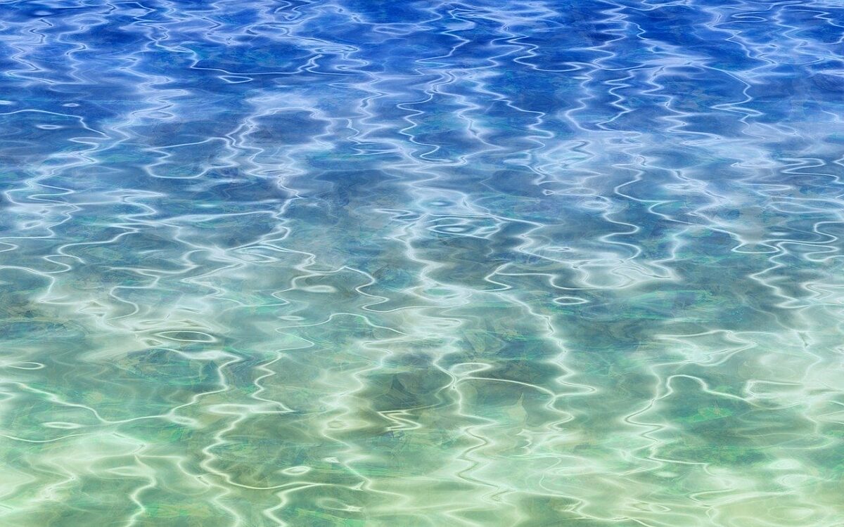 Poolwasser schimmert in blau-türkis-grün Poolwasser schimmert in blau-türkis-grün