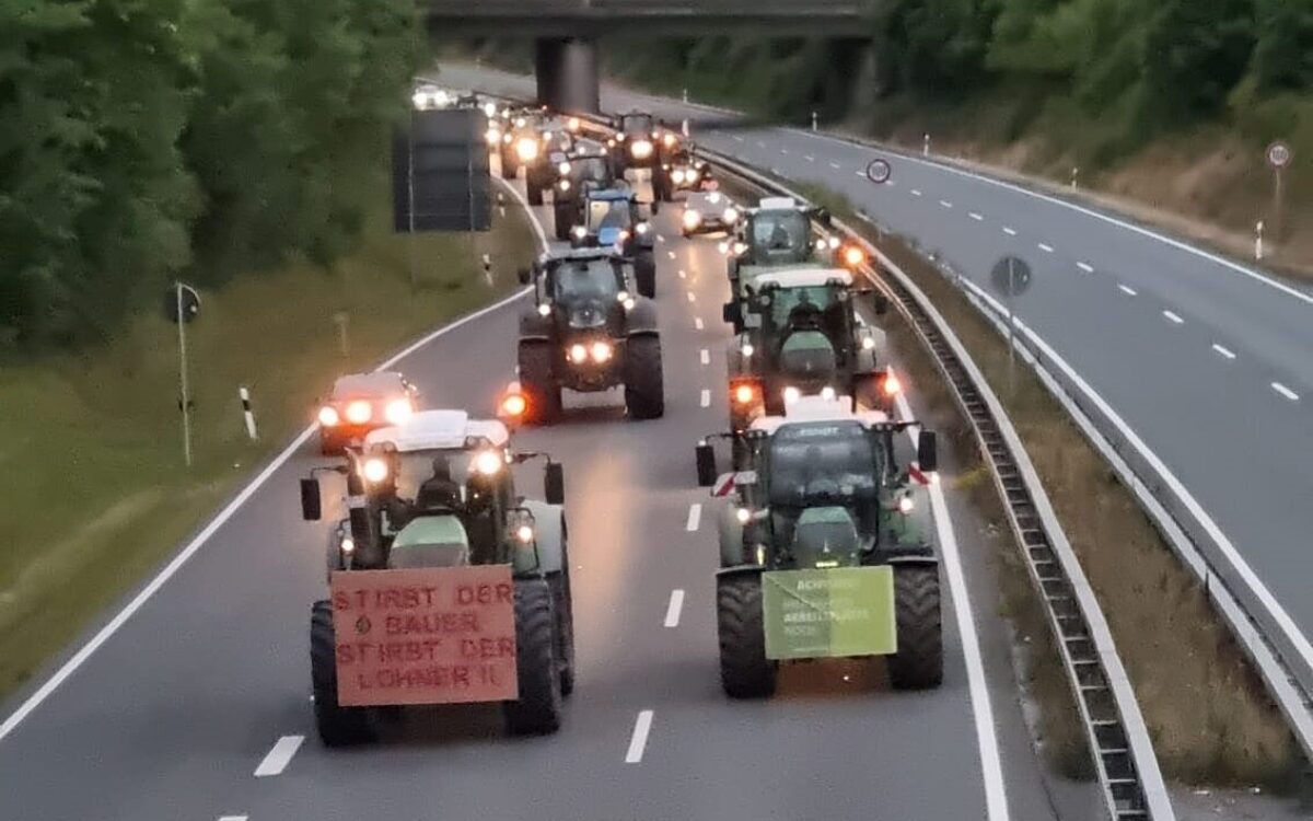 Traktoren fahren über eine Straße Traktoren fahren über eine Straße