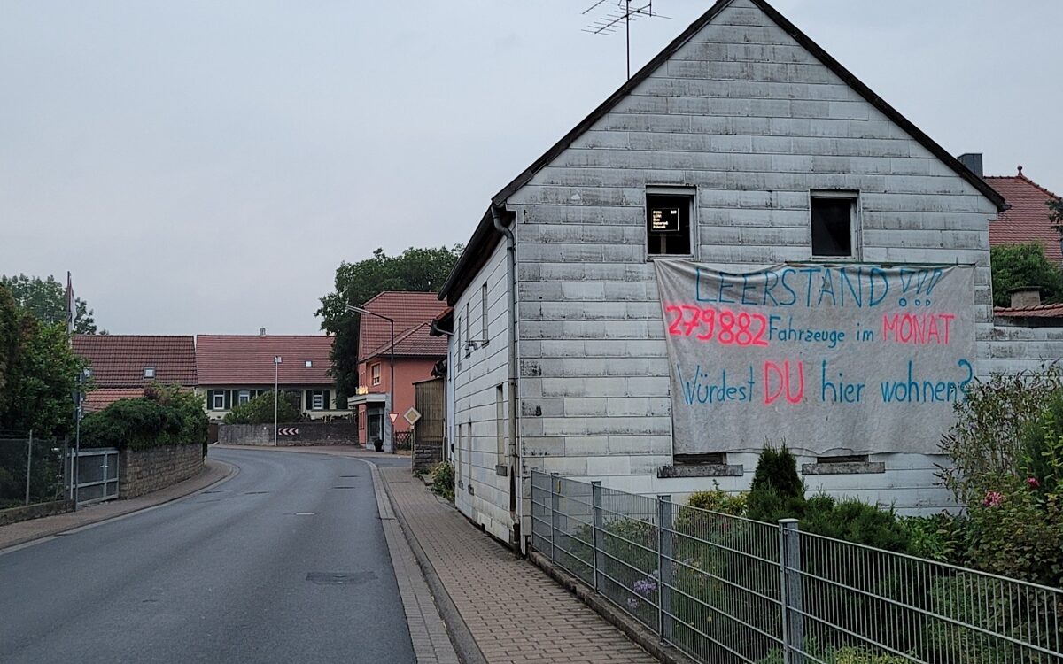 Protestplakat an einem Haus an der B19 Protestplakat an einem Haus an der B19