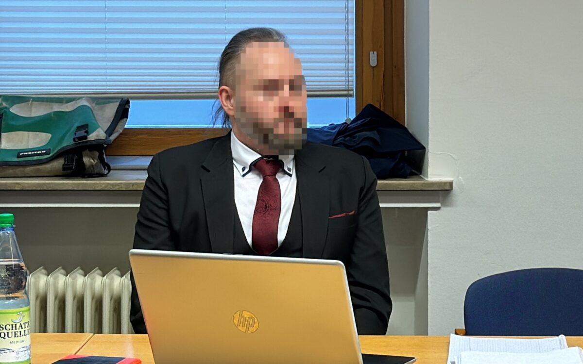 Der Angeklagte Anführer einer Lebensgemeinschaft ist des sexuellen Missbrauchs und der Misshandlung angeklagt Der Angeklagte Anführer einer Lebensgemeinschaft ist des sexuellen Missbrauchs und der Misshandlung angeklagt