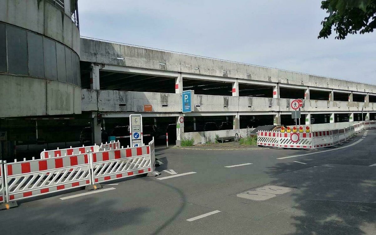 Das Würzburger Quellenbach-Parkhaus von der Seite Das Würzburger Quellenbach-Parkhaus von der Seite