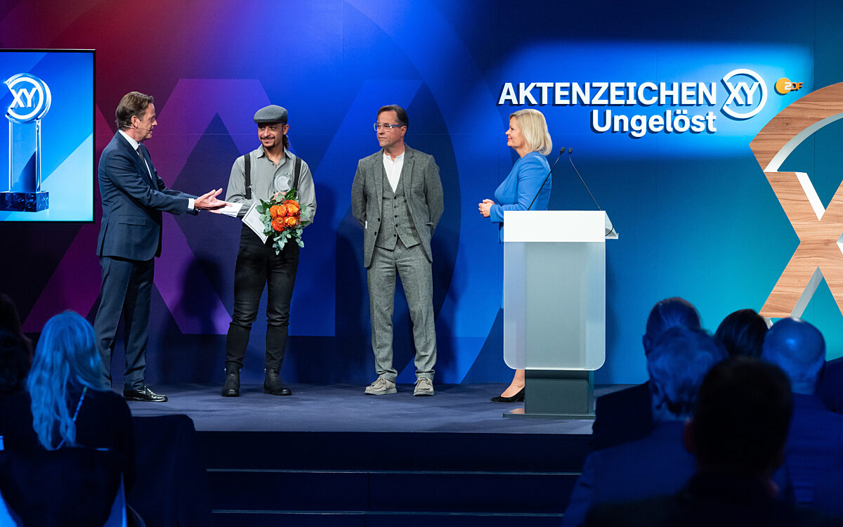 Chia Rabei (2.v.l.) mit Moderator Rudi Cerne (links), Schauspieler Jan Josef Liefers (2.v.r.) und Bundesinnenministerin Nancy Faeser Chia Rabei (2.v.l.) mit Moderator Rudi Cerne (links), Schauspieler Jan Josef Liefers (2.v.r.) und Bundesinnenministerin Nancy Faeser