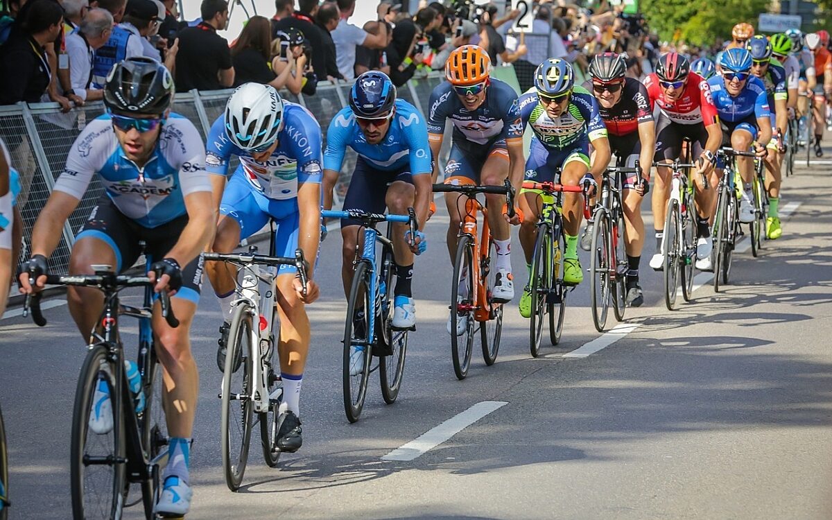 Radrennfahrer sprinten bei einem Radrennen Radrennfahrer sprinten bei einem Radrennen