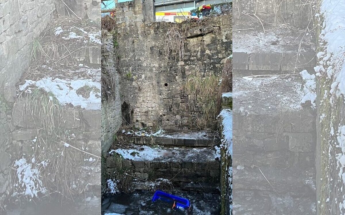 In dieses Regenauffangbecken ist der Junge mit seinem Schlitten gestürzt. Der Schlitten liegt noch im Eiswasser. In dieses Regenauffangbecken ist der Junge mit seinem Schlitten gestürzt. Der Schlitten liegt noch im Eiswasser.