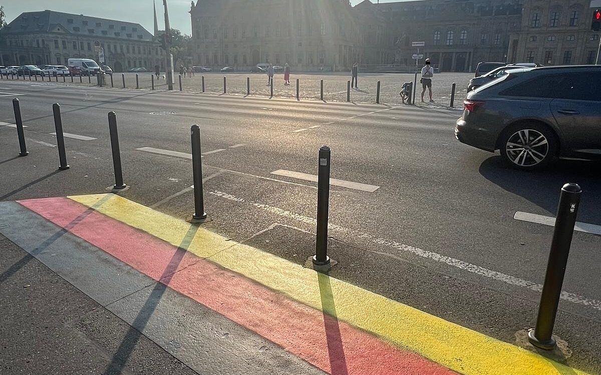Die Regenbogenfahne nahe der Residenz ist mit der Deutschlandflagge übermalt Die Regenbogenfahne nahe der Residenz ist mit der Deutschlandflagge übermalt