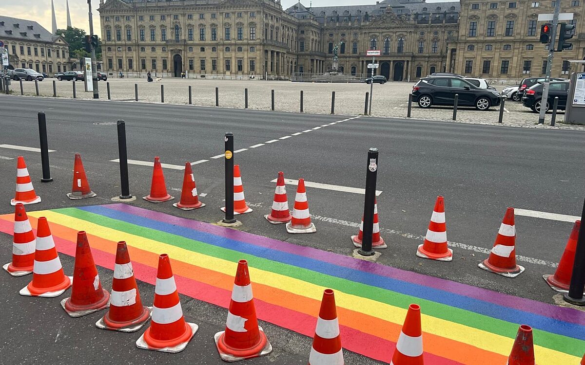 Mitarbeiter der Stadt haben den übermalten Regenbogen vor der Residenz wieder aufgemalt. Mitarbeiter der Stadt haben den übermalten Regenbogen vor der Residenz wieder aufgemalt.