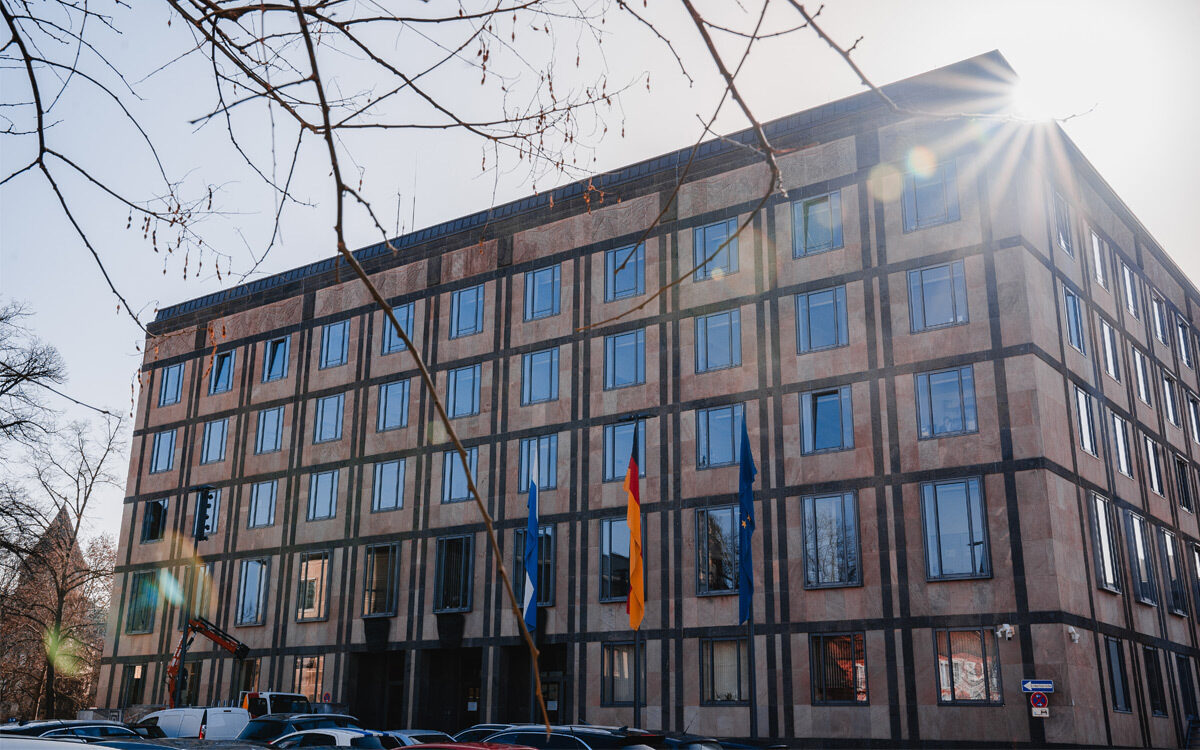 Das Gebäude der Regierung von Unterfranken in Würzburg am Peterplatz mit Sonne Das Gebäude der Regierung von Unterfranken in Würzburg am Peterplatz mit Sonne