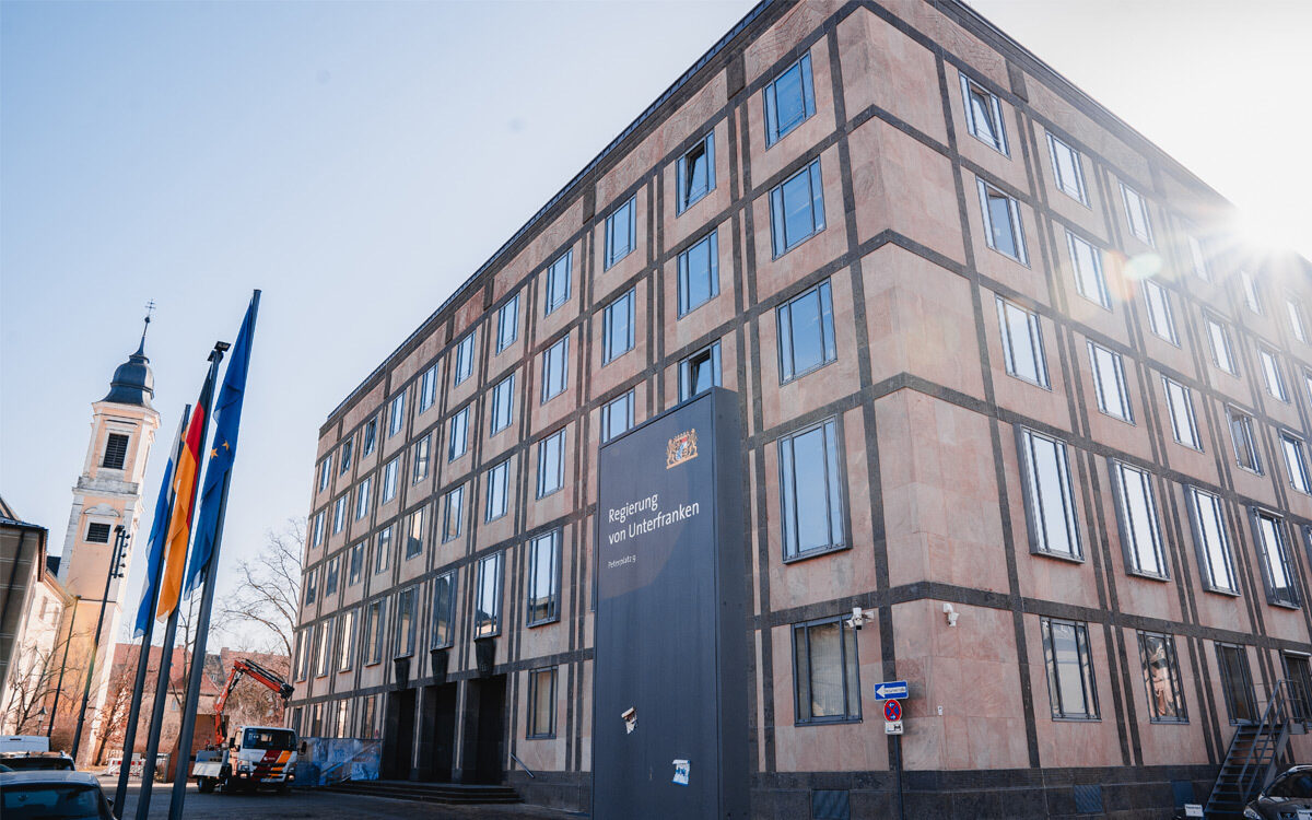 Der Eingang zur Regierung von Unterfranken in Würzburg am Peterplatz mit Sonne Der Eingang zur Regierung von Unterfranken in Würzburg am Peterplatz mit Sonne