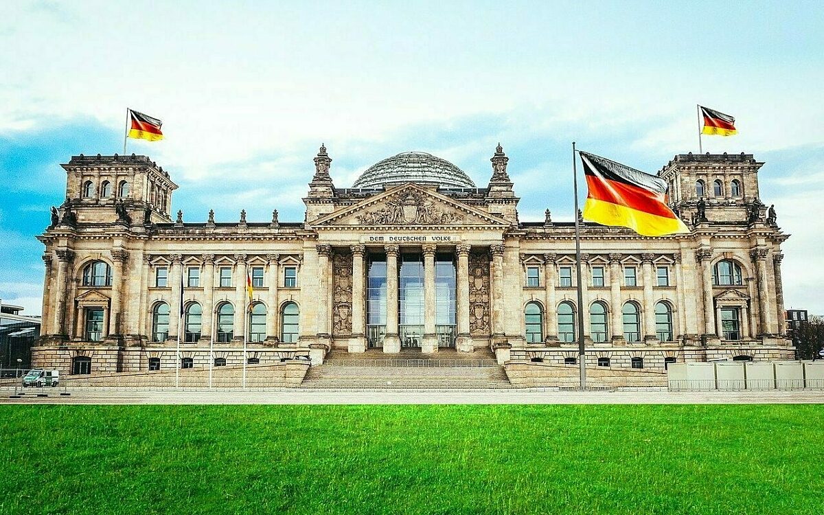 Das Reichstagsgebäude in Berlin. Hier tagt der Bundestag Das Reichstagsgebäude in Berlin. Hier tagt der Bundestag
