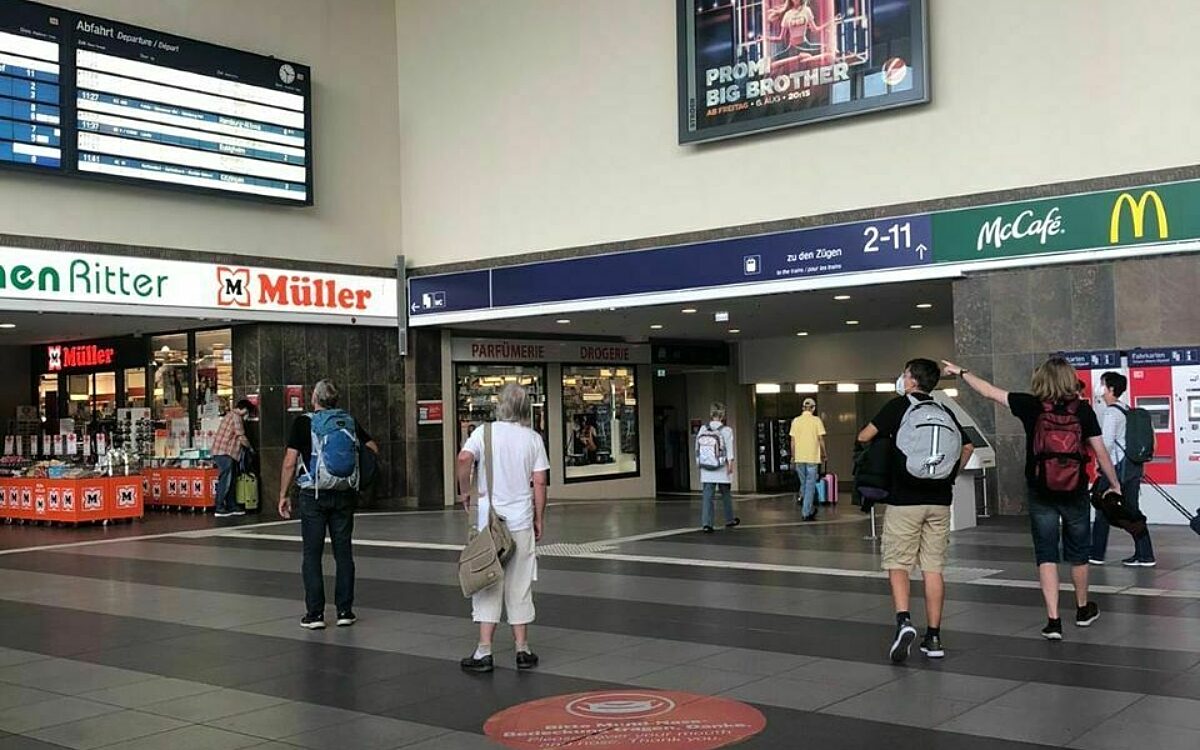 Reisende während des Streiks am Würzburger Hauptbahnhof Reisende während des Streiks am Würzburger Hauptbahnhof
