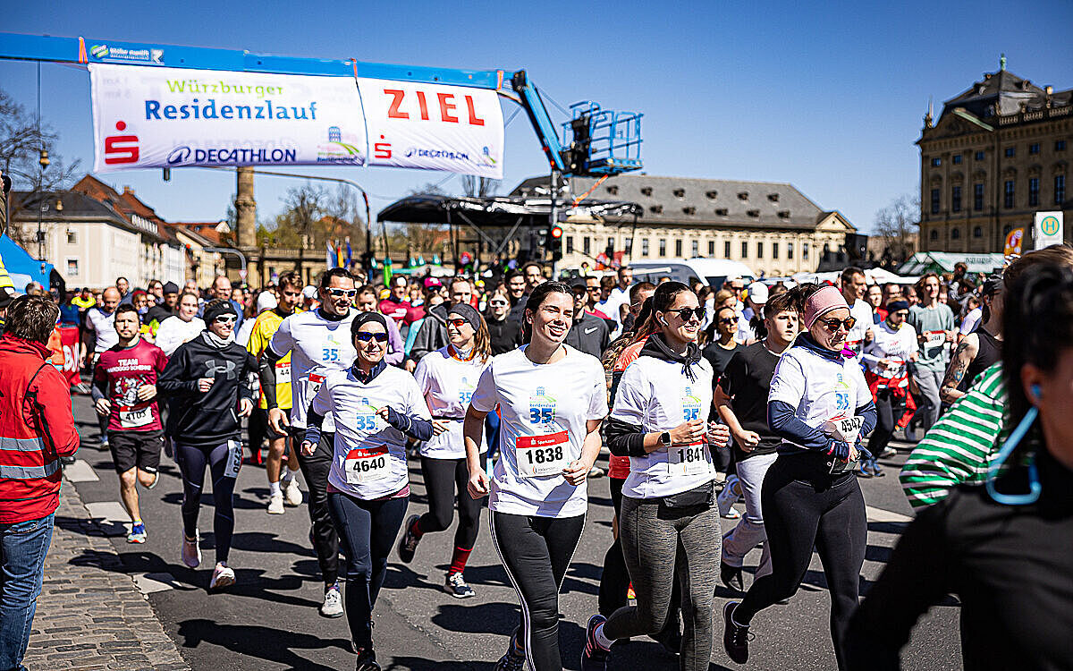 Läuferinnen und Läufer starten beim Residenzlauf 2025 Läuferinnen und Läufer starten beim Residenzlauf 2025