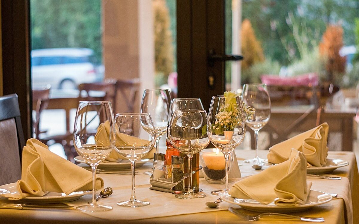 Ein gedeckter Tisch ein einem Restaurant Ein gedeckter Tisch ein einem Restaurant