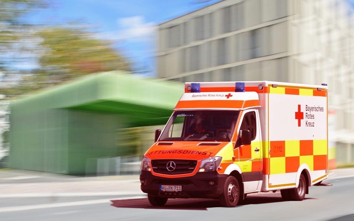 Ein Rettungswagen fährt am Hubland in Würzburg Ein Rettungswagen fährt am Hubland in Würzburg