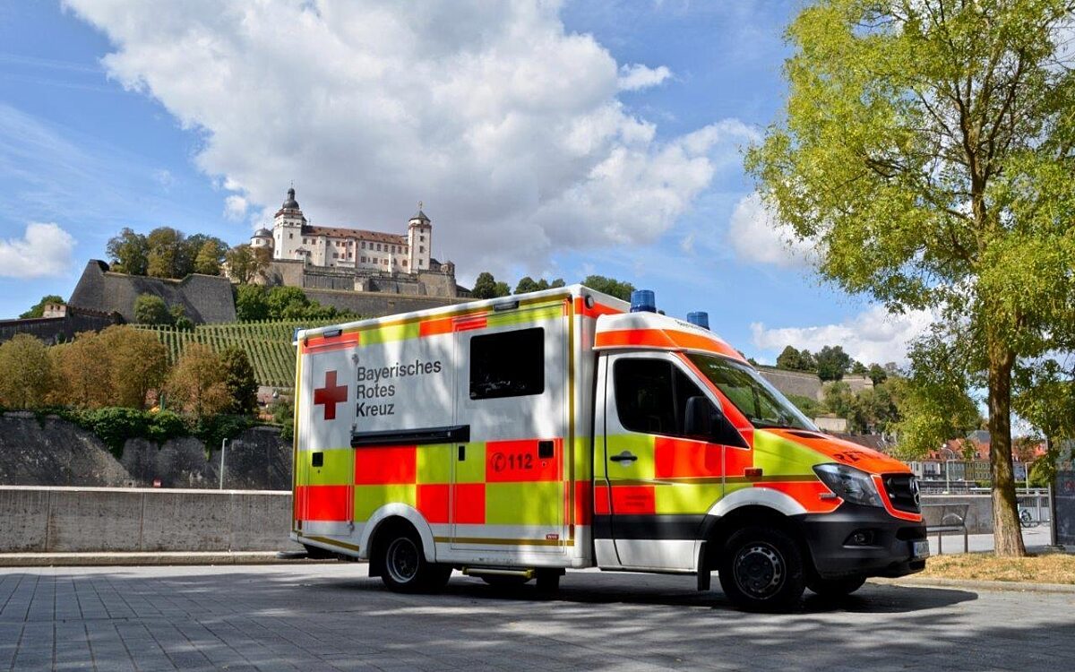 Ein Rettungswagen steht am Main in Würzburg, im Hintergrund die Festung Ein Rettungswagen steht am Main in Würzburg, im Hintergrund die Festung
