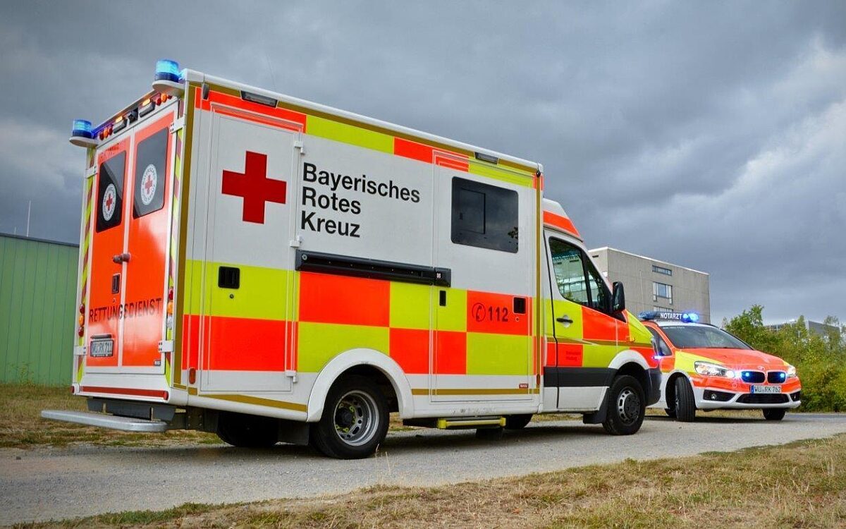 Ein Rettungswagen steht im Fordergrund und im Hintergrund ein Notarztwagen Rettungswagen und Notarztfahrzeug