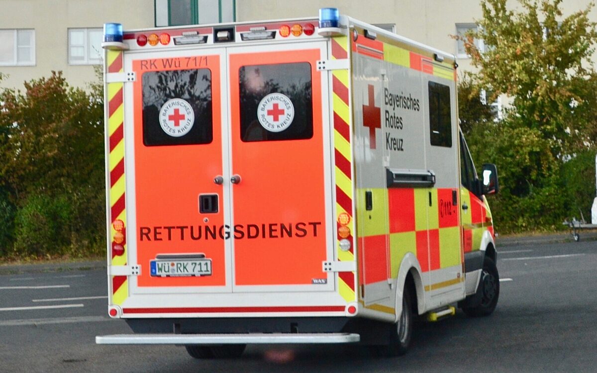 Ein Rettungswagen von schräg hinten gesehen Rettungswagen von hinten