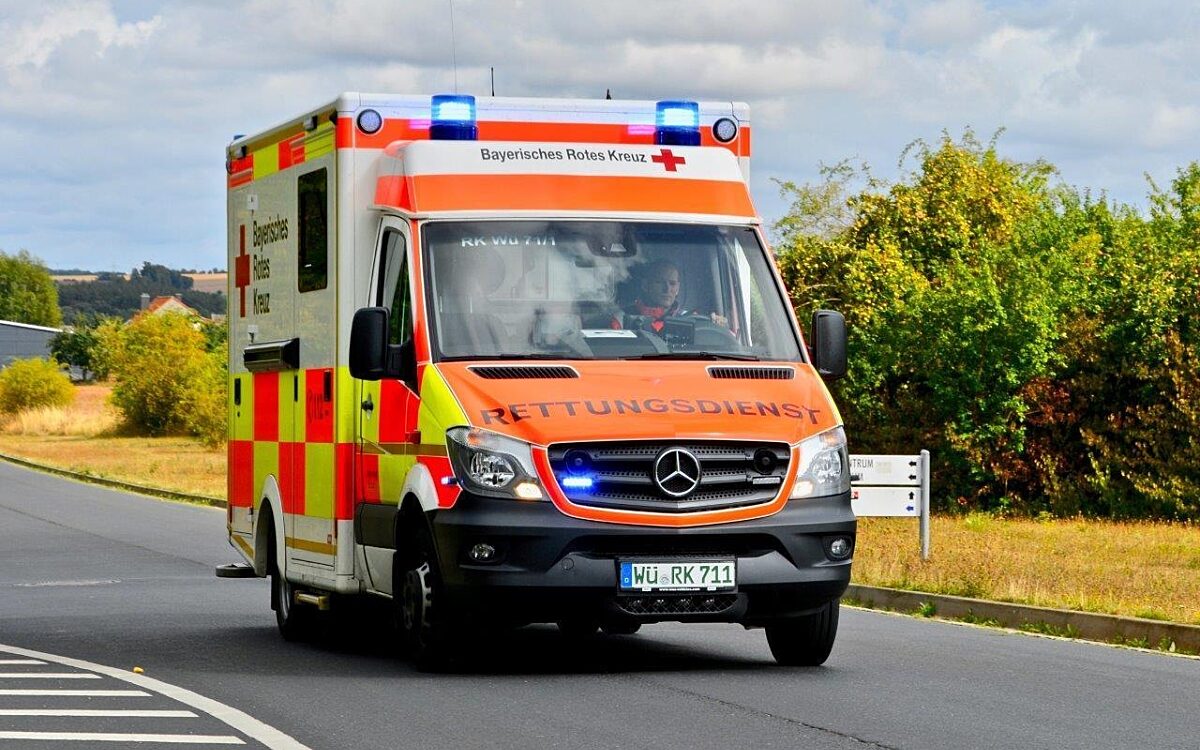 Ein Rettungswagen fährt eine Straße entlang Rettungswagen fährt